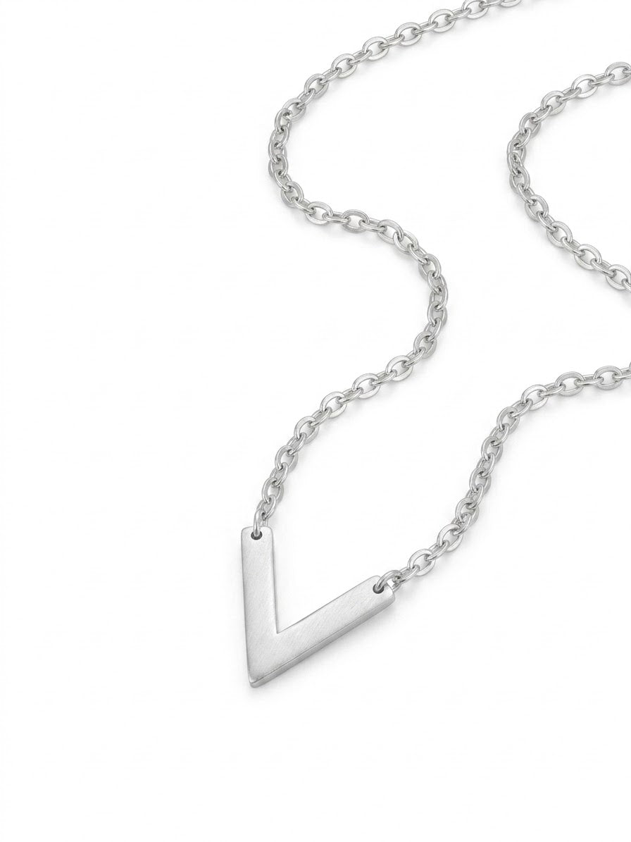 COLLAR DE PLATA CON INICIAL "V"