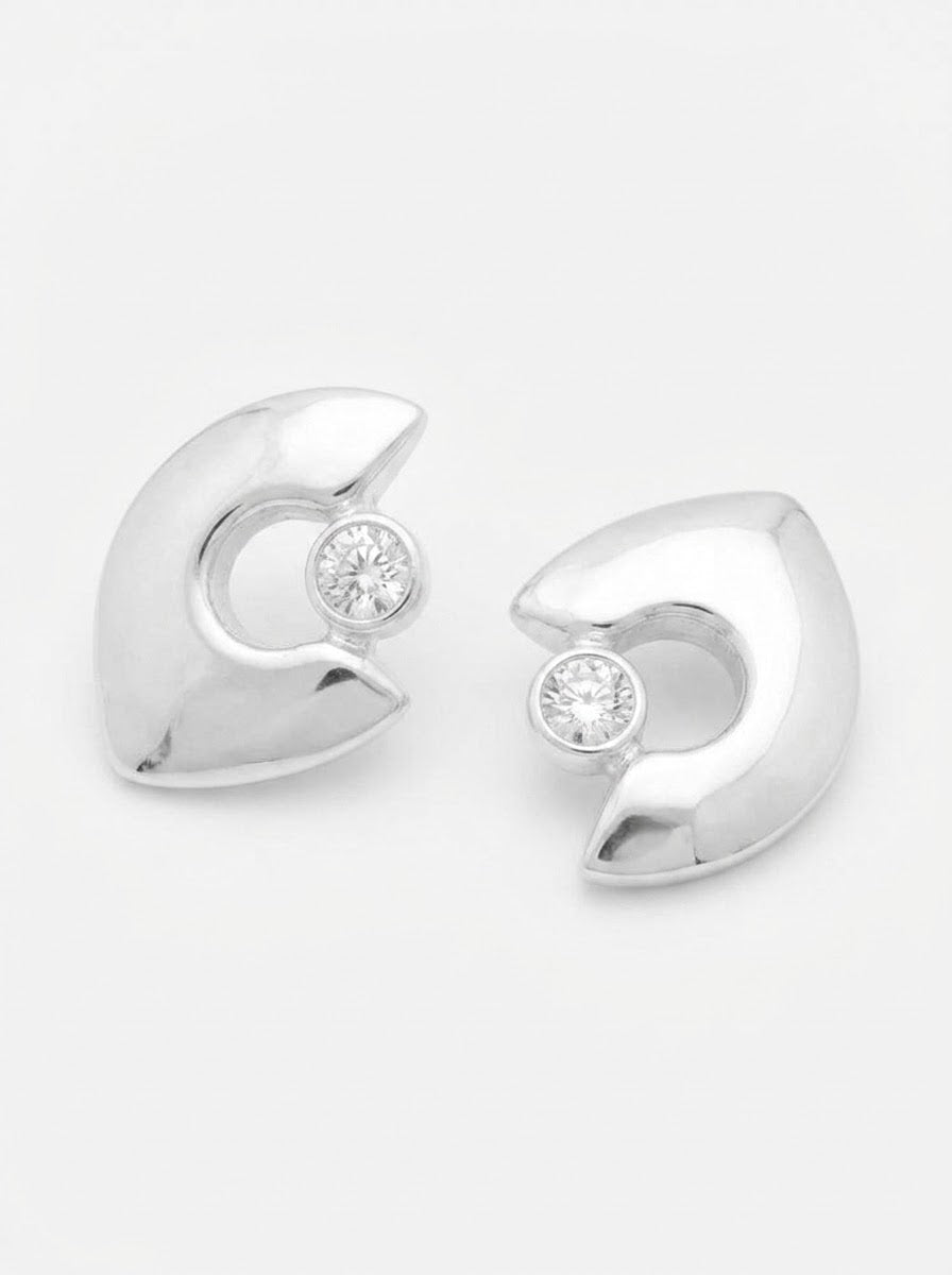 ARETE DE PLATA PEGADO LISO PUNTO DE LUZ