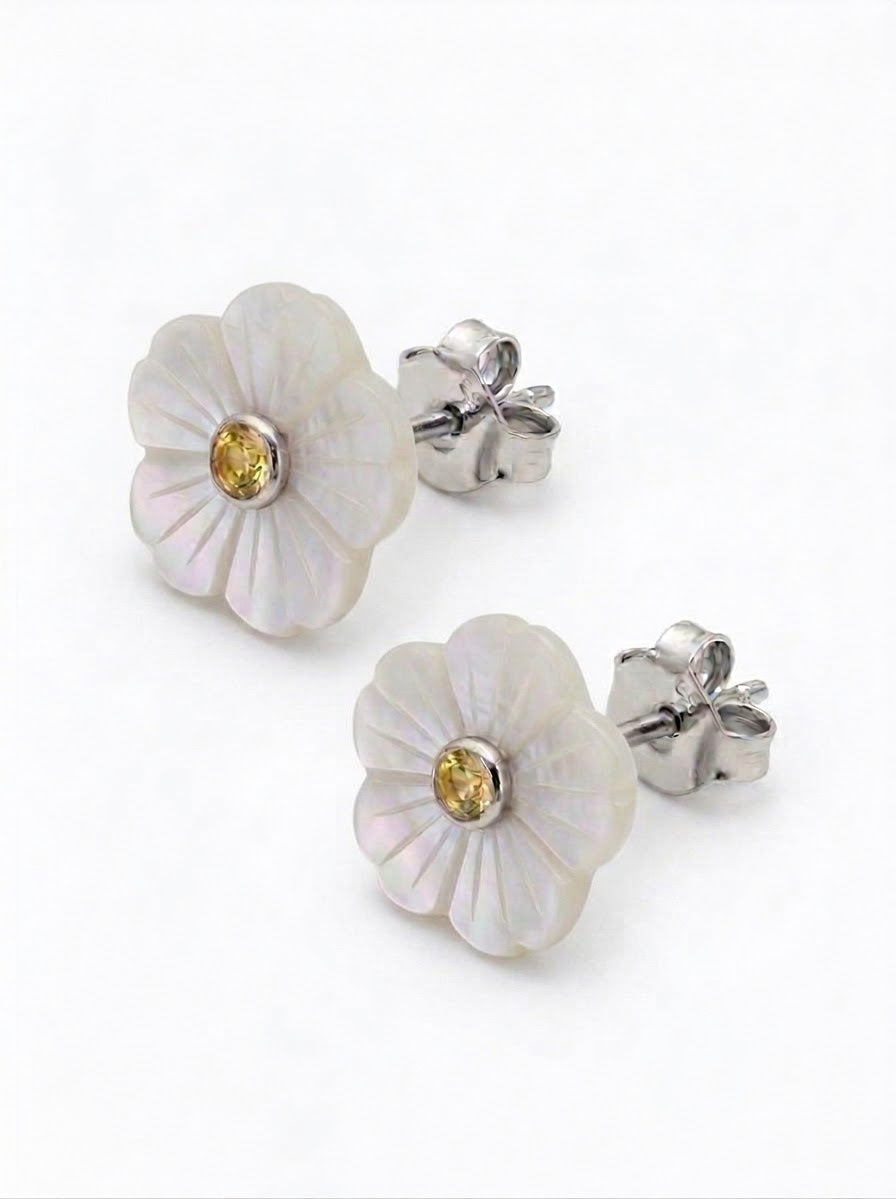 ARETE DE PLATA FLOR NÁCAR Y LAMINA DE ORO